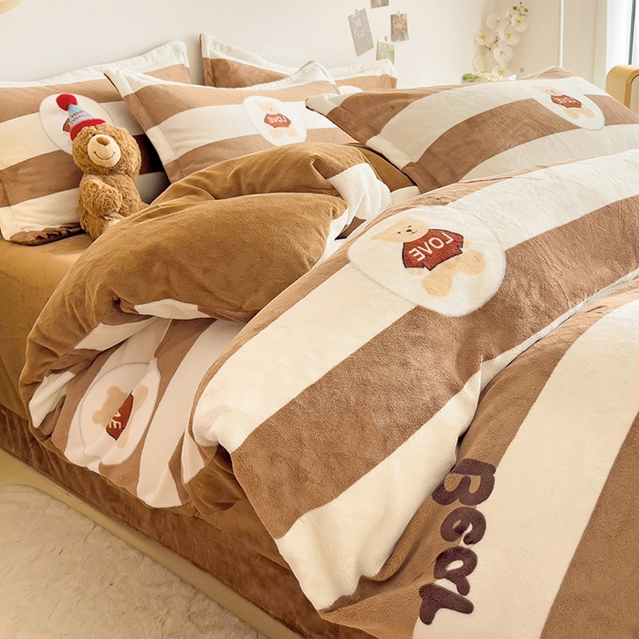 91家纺网 家纺一手货源 找家纺 大柏树 2025新款A类高克重亲肤舒适牛奶绒印花四件套-四件套可定制 布琪小熊-咖