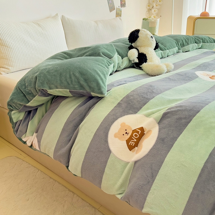 91家纺网 家纺一手货源 找家纺 大柏树 2025新款A类高克重亲肤舒适牛奶绒印花四件套-单被套可定制 布琪小熊-绿