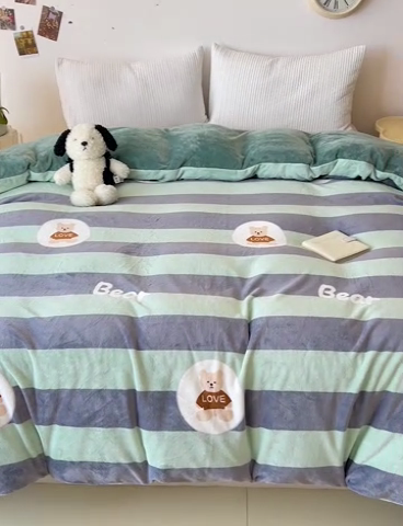 91家纺网 家纺一手货源 找家纺 大柏树 2025新款A类高克重亲肤舒适牛奶绒印花四件套-单被套可定制 布琪小熊-绿