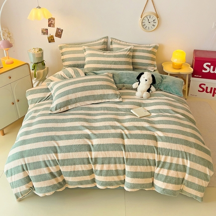 91家纺网 家纺一手货源 找家纺 大柏树 2025新款A类高克重亲肤舒适牛奶绒印花四件套-四件套可定制 竖条肌理-绿