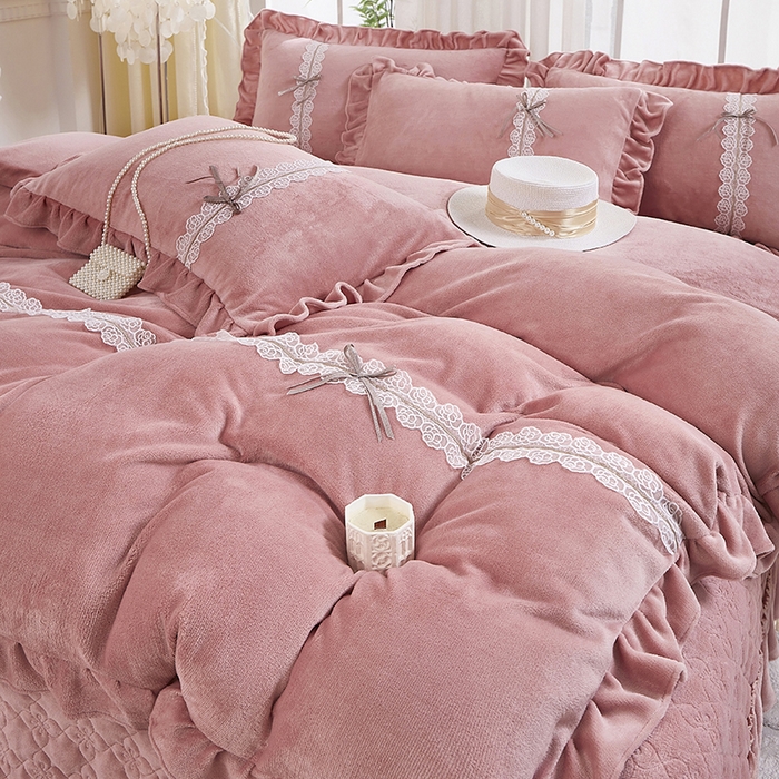 91家纺网 家纺一手货源 找家纺 卡迪亚家纺 2024新款牛奶绒床盖款公主风四件套-依琳系列 依琳-西柚红