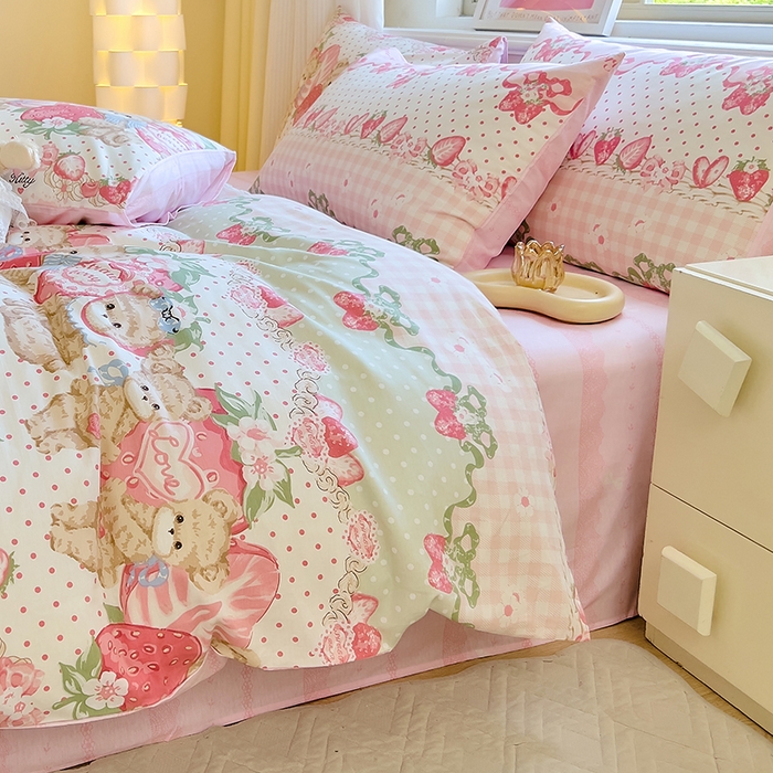 91家纺网 家纺一手货源 找家纺 拾物记 2024新款A类12868全棉喷气印花四件套 小熊草莓派