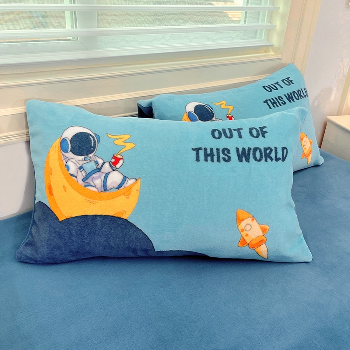 91家纺网 家纺一手货源 找家纺 浩诚 2024新款大版卡通高克重加厚保暖牛奶绒四件套太空人宇航员系列-原创设计 快乐星球