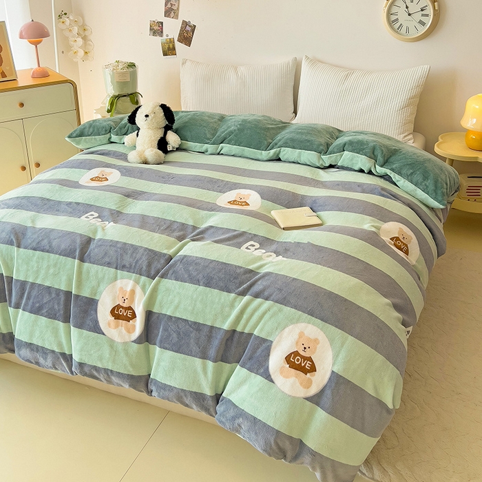 91家纺网 家纺一手货源 找家纺 大柏树 2025新款A类高克重亲肤舒适牛奶绒印花四件套-单被套可定制 布琪小熊-绿