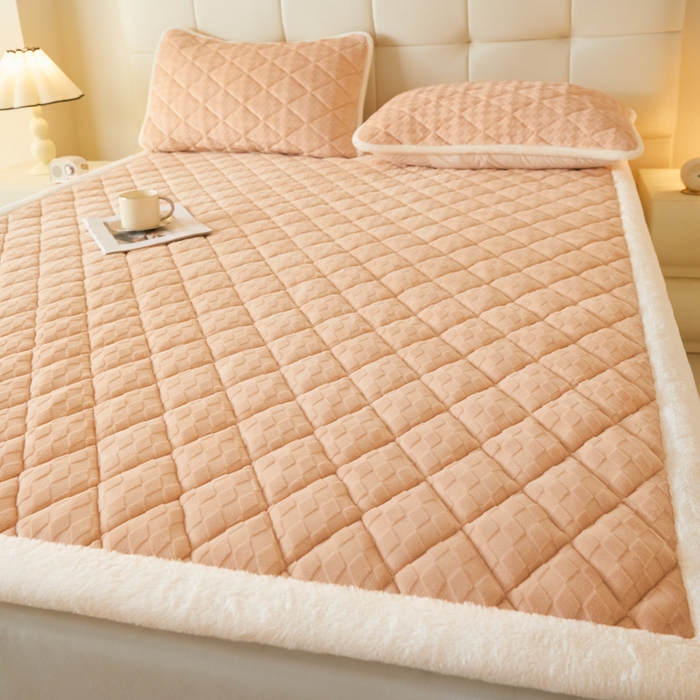 91家纺网 家纺一手货源 找家纺 鑫钰 2024新款宝宝绒牛奶绒烂花大豆夹棉床褥床护垫-菱形格 菱形格-驼色