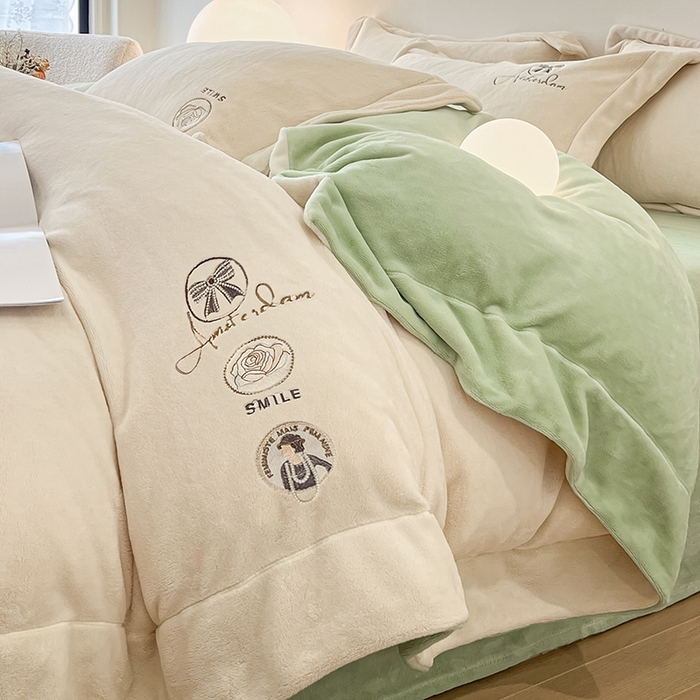 91家纺网 家纺一手货源 找家纺 新方向 2025新款全消光A类刺绣牛奶绒四件套-伊菲 伊菲-奶油白