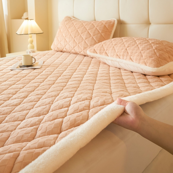 91家纺网 家纺一手货源 找家纺 鑫钰 2024新款宝宝绒牛奶绒烂花大豆夹棉床褥床护垫-菱形格 菱形格-驼色