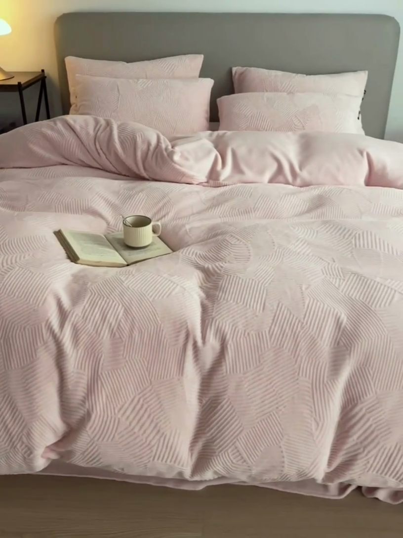 91家纺网 家纺一手货源 找家纺 千朵森 2024新款全消光烂花牛奶绒四件套-梵静系列 风格二 梵静-仲夏粉