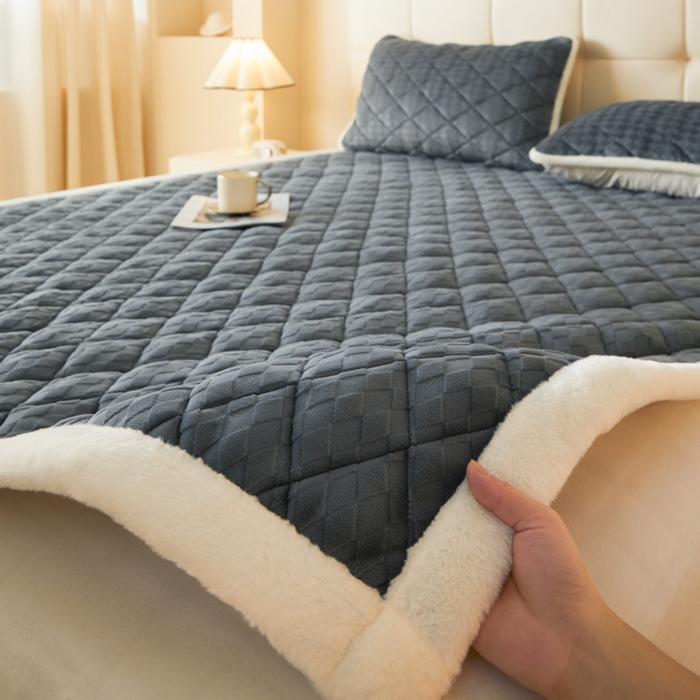 91家纺网 家纺一手货源 找家纺 鑫钰 2024新款宝宝绒牛奶绒烂花大豆夹棉床褥床护垫-菱形格 菱形格-深灰