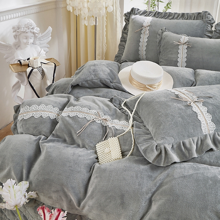 91家纺网 家纺一手货源 找家纺 卡迪亚家纺 2024新款牛奶绒床盖款公主风四件套-依琳系列 依琳-高级灰