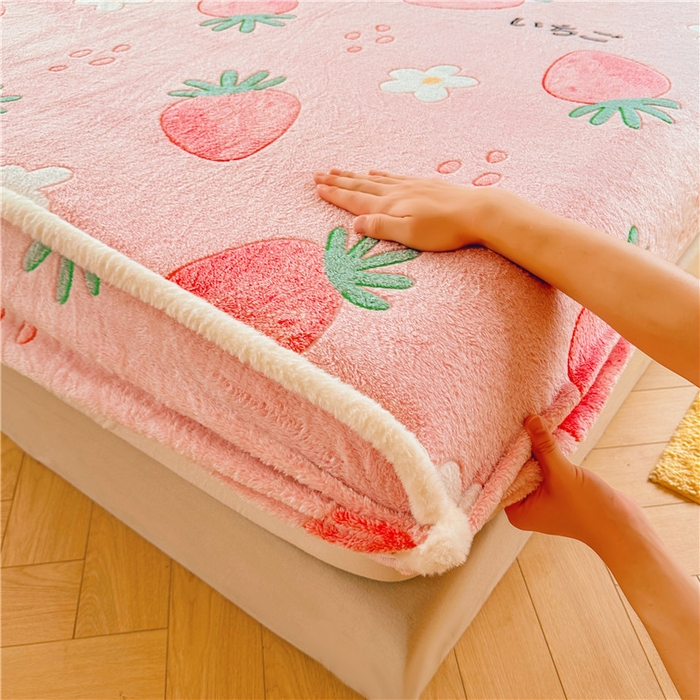 91家纺网 家纺一手货源 找家纺 喜居 喜居 2024新款雪花绒床笠印花牛奶绒床笠三件套单床笠 草莓布丁