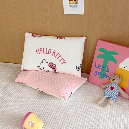 91家纺网 家纺一手货源 找家纺 2024新款牛奶绒豆豆枕三丽鸥牛奶绒枕头可拆洗豆豆枕儿童枕幼儿园枕头30*50cm/只 爱心kt