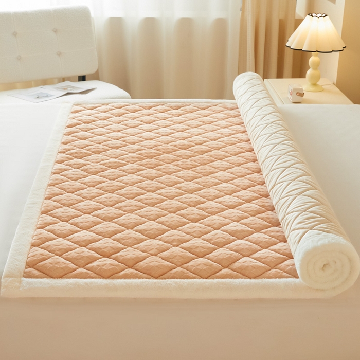 91家纺网 家纺一手货源 找家纺 （总）鑫钰 2024新款宝宝绒牛奶绒烂花大豆夹棉床褥床护垫-菱形格