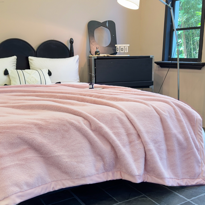 91家纺网 家纺一手货源 找家纺 2025新款纯色仿貂绒双面绒宝宝绒多功能休闲毯子办公室卧室复合毯子 粉色