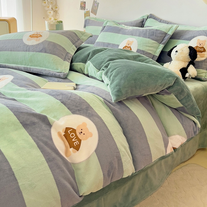 91家纺网 家纺一手货源 找家纺 大柏树 2025新款A类高克重亲肤舒适牛奶绒印花四件套-四件套可定制 布琪小熊-绿