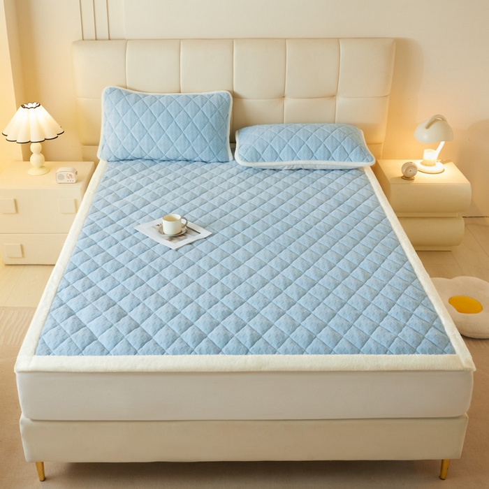 91家纺网 家纺一手货源 找家纺 鑫钰 2024新款宝宝绒牛奶绒烂花大豆夹棉床褥床护垫-菱形格 菱形格-天蓝