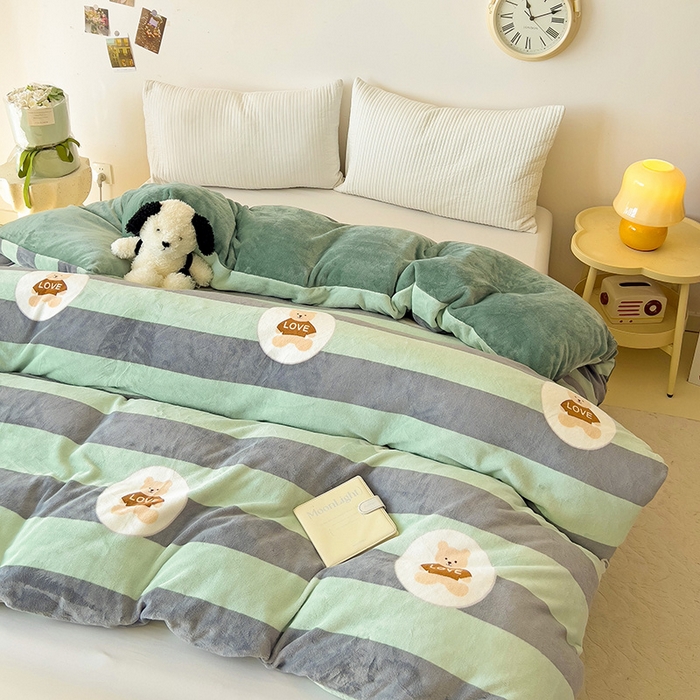 91家纺网 家纺一手货源 找家纺 大柏树 2025新款A类高克重亲肤舒适牛奶绒印花四件套-单被套可定制 布琪小熊-绿