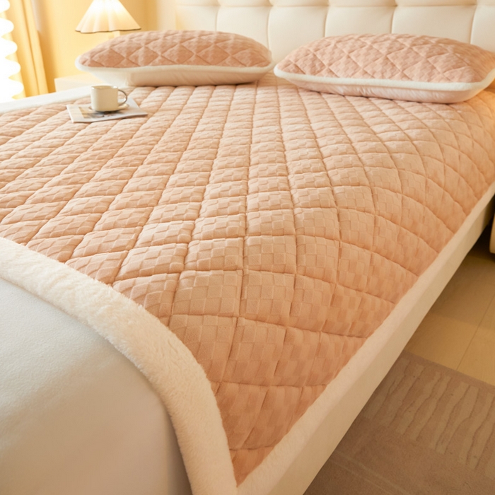 91家纺网 家纺一手货源 找家纺 （总）鑫钰 2024新款宝宝绒牛奶绒烂花大豆夹棉床褥床护垫-菱形格