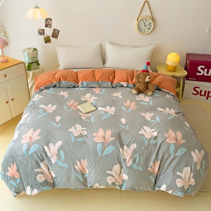 91家纺网 家纺一手货源 找家纺 大柏树 2025新款A类高克重亲肤舒适牛奶绒印花四件套-单被套可定制 月下花夕-灰