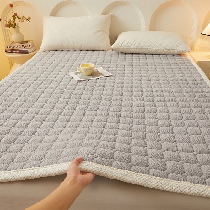 91家纺网 家纺一手货源 找家纺 丽诺床垫 2024新款加厚抗菌雕花绒保暖床垫 灰色-雕花绒床褥