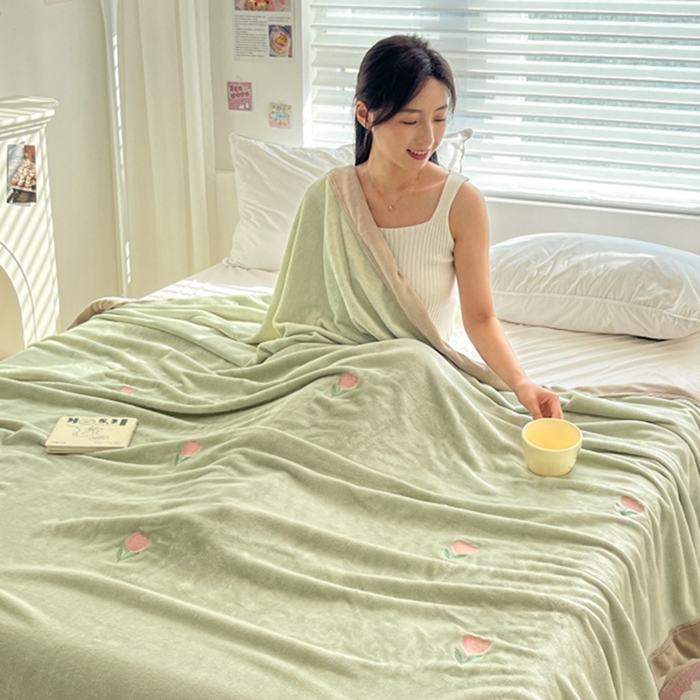 91家纺网 家纺一手货源 找家纺 慕尚 2025新款简约双面牛奶绒刺绣多功能盖毯-郁金香 郁金香-绿