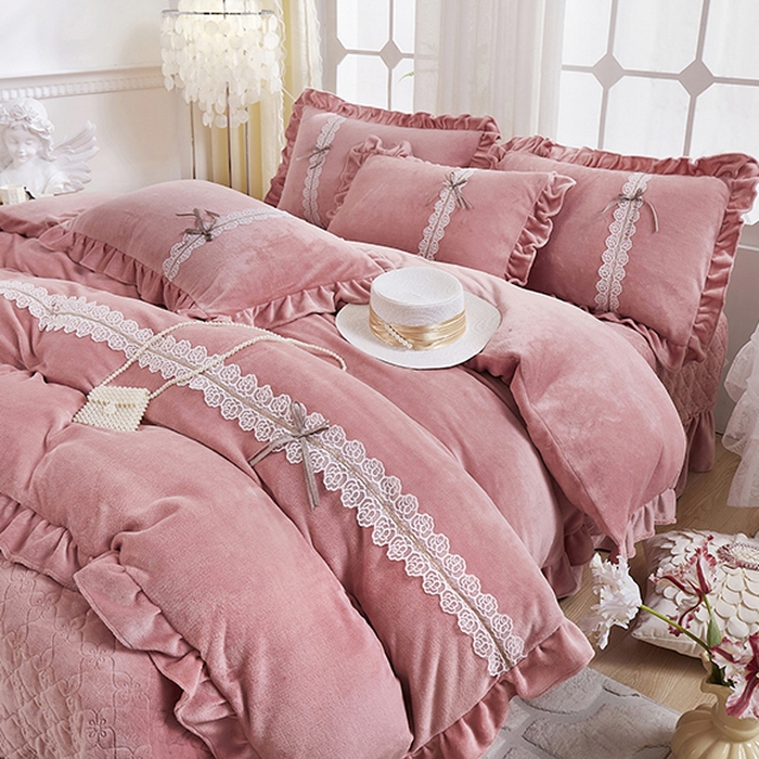 91家纺网 家纺一手货源 找家纺 卡迪亚家纺 2024新款牛奶绒床盖款公主风四件套-依琳系列 依琳-西柚红