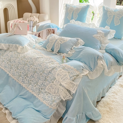 91家纺网 家纺一手货源 找家纺 2025新款立体蝴蝶结公主风牛奶绒蕾丝花边四件套-艾拉系列 艾拉-浅蓝