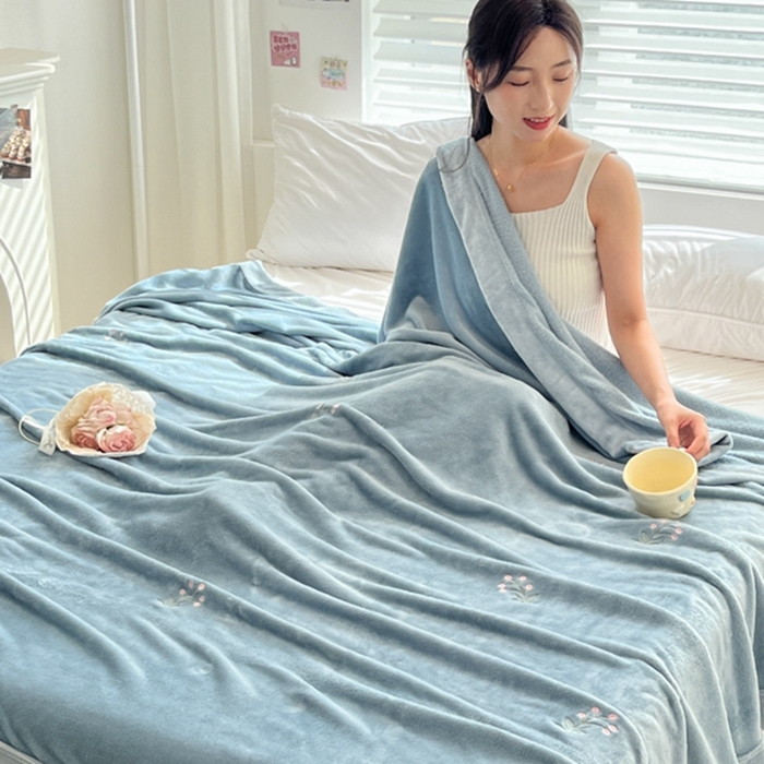 91家纺网 家纺一手货源 找家纺 慕尚 2025新款简约双面牛奶绒刺绣多功能盖毯-郁金香 可爱花-蓝