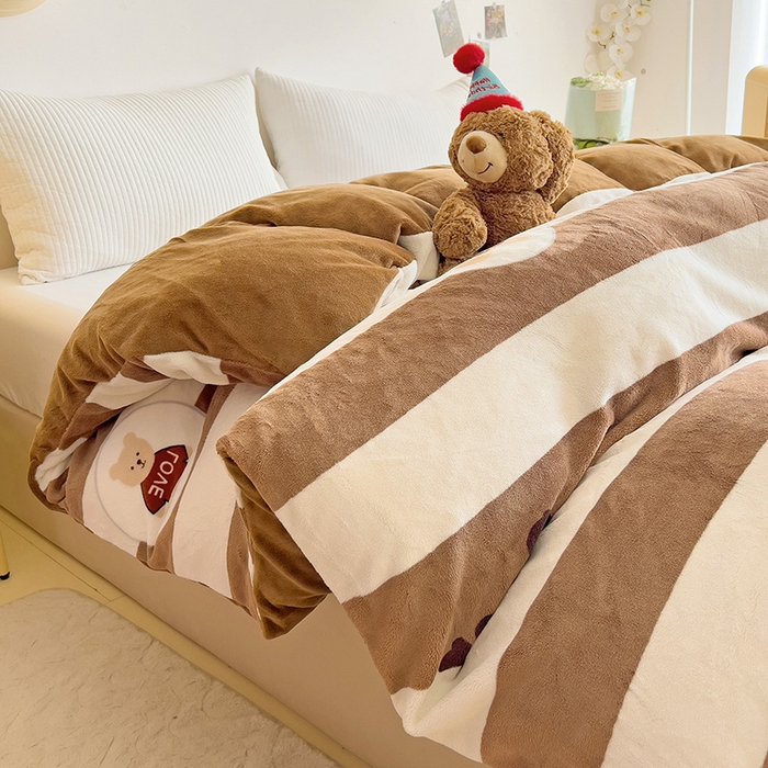 91家纺网 家纺一手货源 找家纺 大柏树 2025新款A类高克重亲肤舒适牛奶绒印花四件套-单被套可定制 布琪小熊-咖