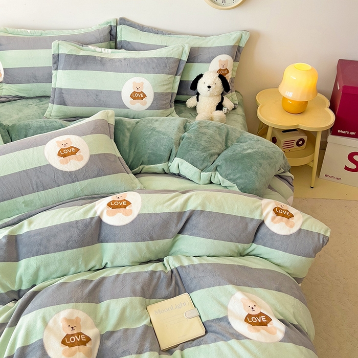 91家纺网 家纺一手货源 找家纺 大柏树 2025新款A类高克重亲肤舒适牛奶绒印花四件套-四件套可定制 布琪小熊-绿