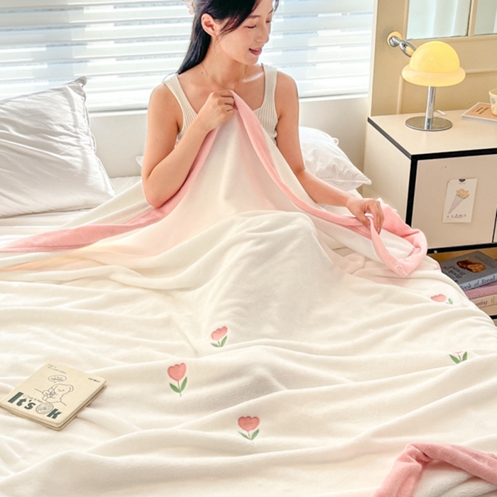 91家纺网 家纺一手货源 找家纺 （总）慕尚 2025新款简约双面牛奶绒刺绣多功能盖毯-郁金香