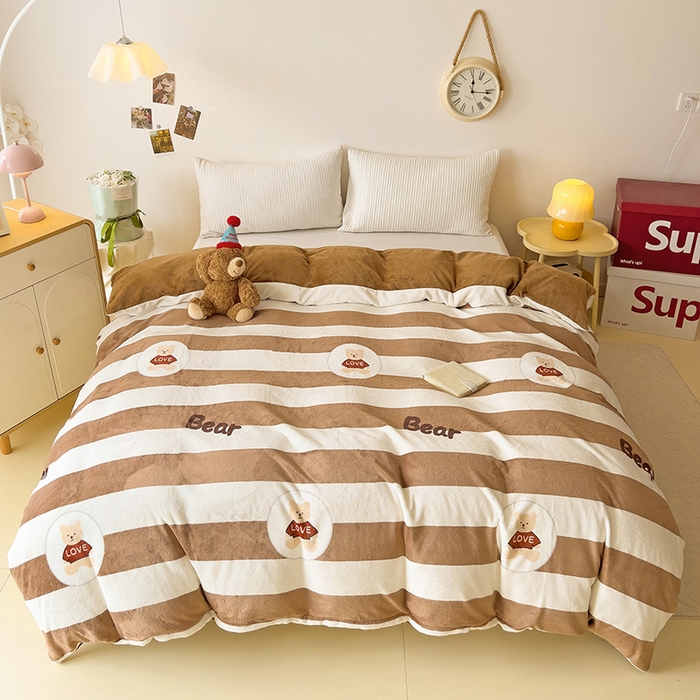 91家纺网 家纺一手货源 找家纺 大柏树 2025新款A类高克重亲肤舒适牛奶绒印花四件套-单被套可定制 布琪小熊-咖