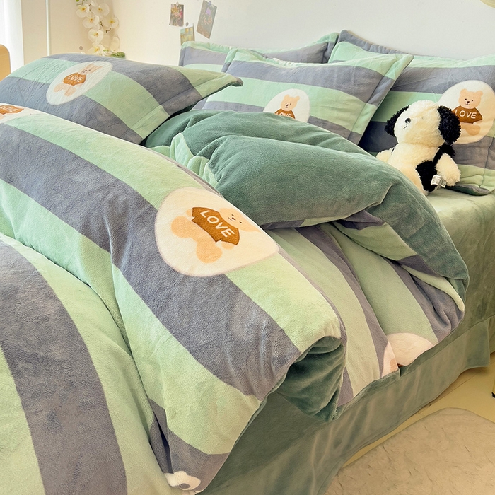 91家纺网 家纺一手货源 找家纺 大柏树 2025新款A类高克重亲肤舒适牛奶绒印花四件套-四件套可定制 布琪小熊-绿