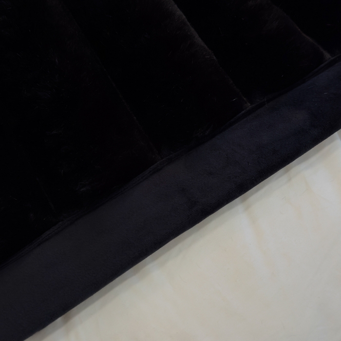 91家纺网 家纺一手货源 找家纺 2025新款兔毛绒大抽条复合毛毯柔软亲肤加厚保暖秋冬必备居家盖毯/沙发装饰多用款 黑色