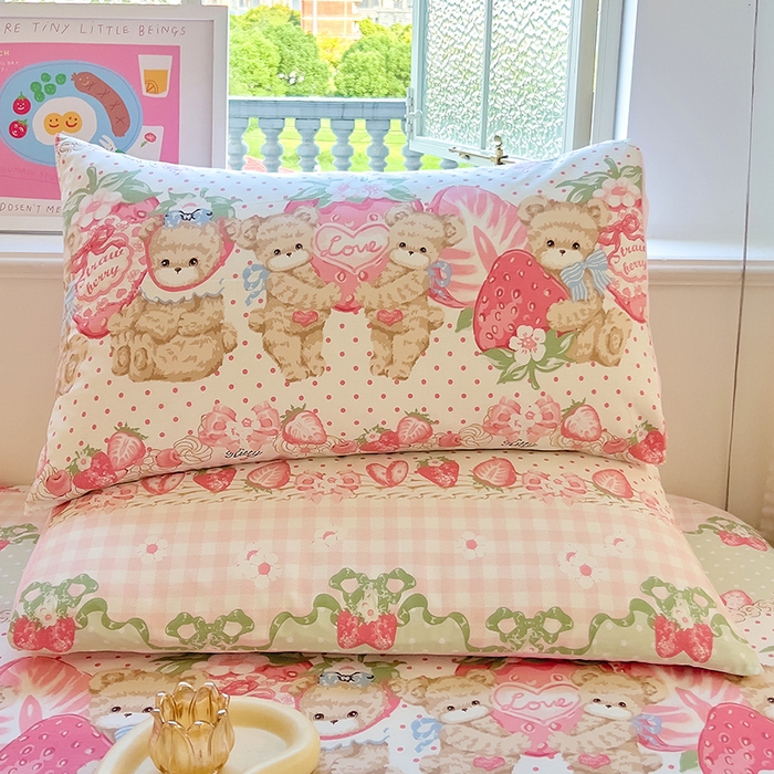 91家纺网 家纺一手货源 找家纺 拾物记 2024新款A类12868全棉喷气印花四件套 小熊草莓派