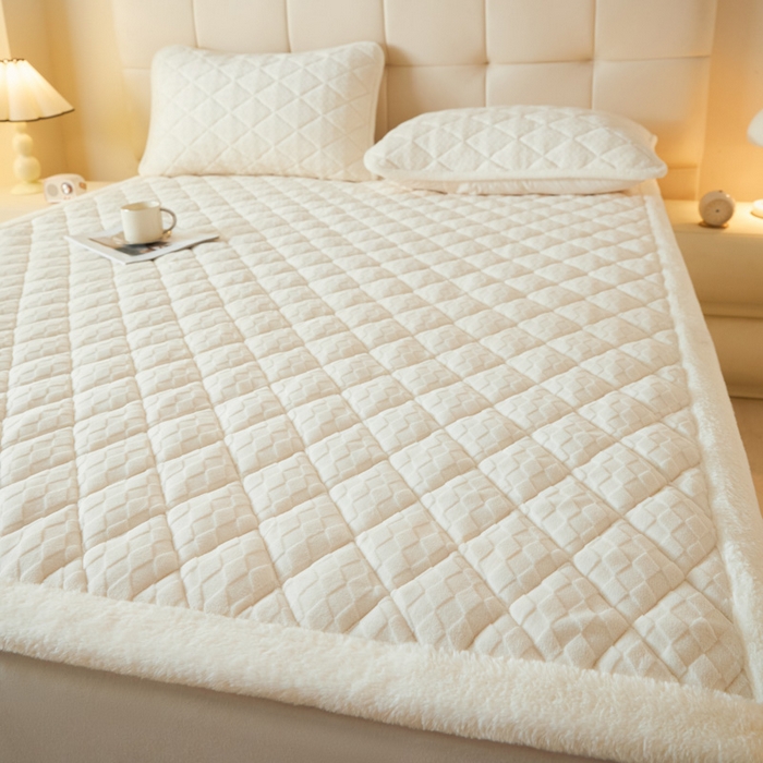 91家纺网 家纺一手货源 找家纺 鑫钰 2024新款宝宝绒牛奶绒烂花大豆夹棉床褥床护垫-菱形格 菱形格-雅白