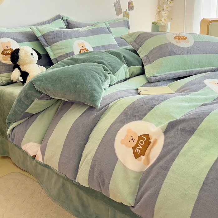 91家纺网 家纺一手货源 找家纺 大柏树 2025新款A类高克重亲肤舒适牛奶绒印花四件套-四件套可定制 布琪小熊-绿