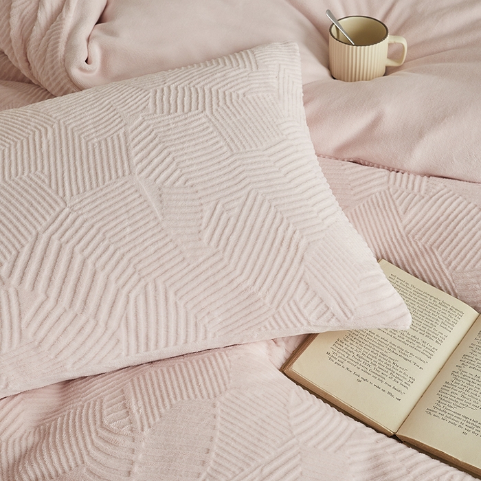 91家纺网 家纺一手货源 找家纺 千朵森 2024新款全消光烂花牛奶绒四件套-梵静系列 风格二 梵静-仲夏粉