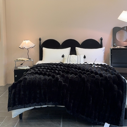 2025新款兔毛绒大抽条复合毛毯柔软亲肤加厚保暖秋冬必备居家盖毯/沙发装饰多用款 黑色