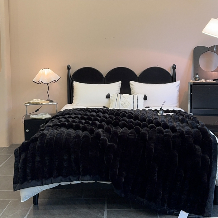 91家纺网 家纺一手货源 找家纺 2025新款兔毛绒大抽条复合毛毯柔软亲肤加厚保暖秋冬必备居家盖毯/沙发装饰多用款 黑色