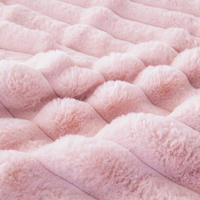 91家纺网 家纺一手货源 找家纺 2025新款兔毛绒大抽条复合毛毯柔软亲肤加厚保暖秋冬必备居家盖毯/沙发装饰多用款 粉色