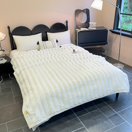 91家纺网 家纺一手货源 找家纺 2025新款兔毛绒大抽条复合毛毯柔软亲肤加厚保暖秋冬必备居家盖毯/沙发装饰多用款 白色