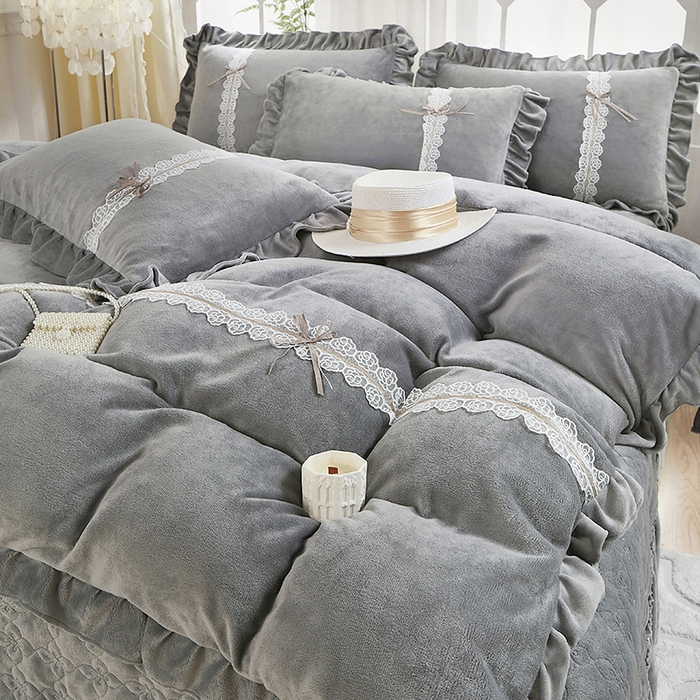 91家纺网 家纺一手货源 找家纺 卡迪亚家纺 2024新款牛奶绒床盖款公主风四件套-依琳系列 依琳-高级灰