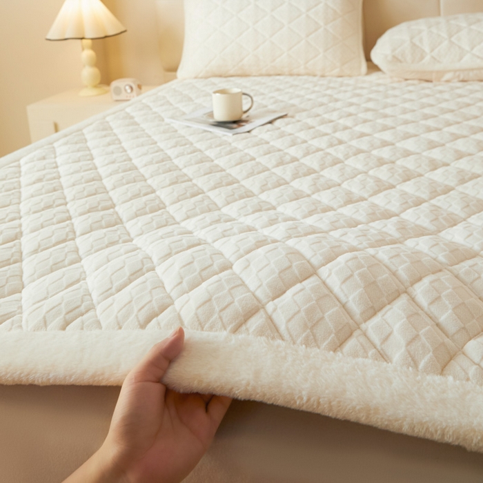 91家纺网 家纺一手货源 找家纺 鑫钰 2024新款宝宝绒牛奶绒烂花大豆夹棉床褥床护垫-菱形格 菱形格-雅白