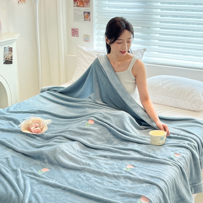 91家纺网 家纺一手货源 找家纺 慕尚 2025新款简约双面牛奶绒刺绣多功能盖毯-郁金香 郁金香-蓝