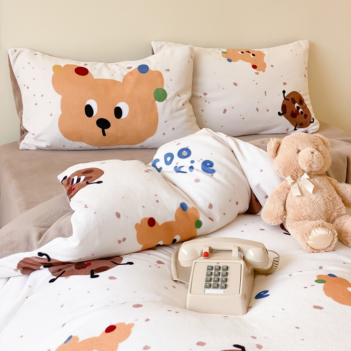 91家纺网 家纺一手货源 找家纺 时光里 2024新款数码印花牛奶绒四件套 曲奇小汪