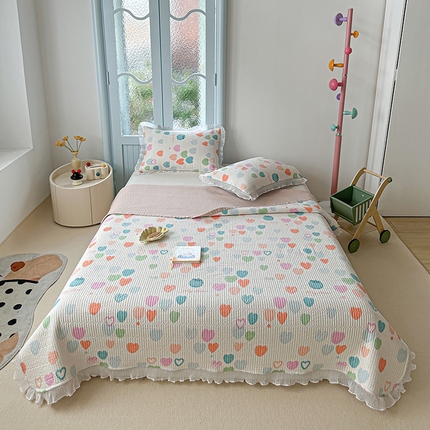 91家纺网 家纺一手货源 找家纺 源舜家纺 2025新款水洗双层纱床盖 七彩爱心