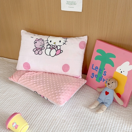 91家纺网 家纺一手货源 找家纺 2024新款牛奶绒豆豆枕三丽鸥牛奶绒枕头可拆洗豆豆枕儿童枕幼儿园枕头30*50cm/只 波点kt