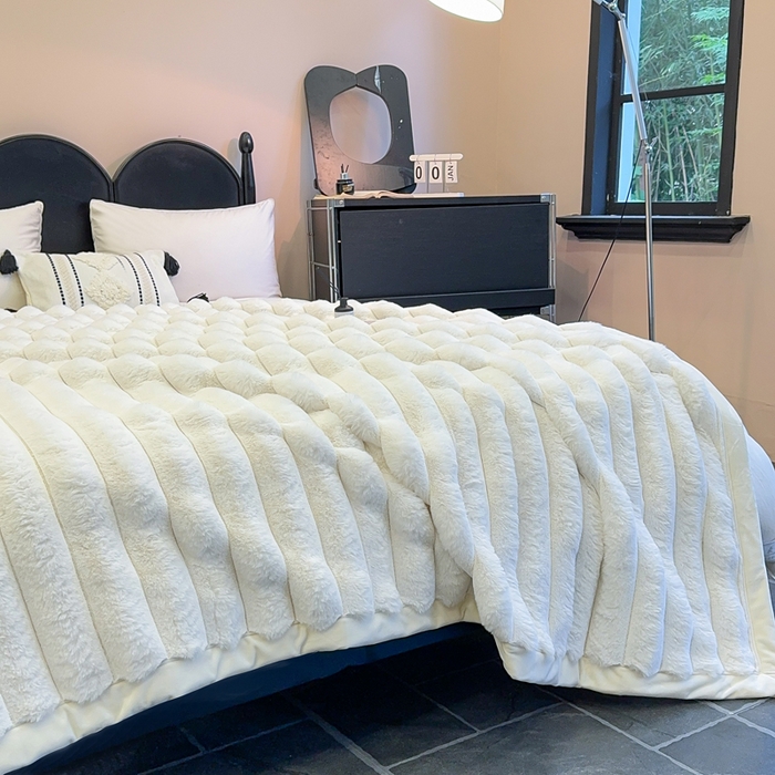 91家纺网 家纺一手货源 找家纺 2025新款兔毛绒大抽条复合毛毯柔软亲肤加厚保暖秋冬必备居家盖毯/沙发装饰多用款 白色