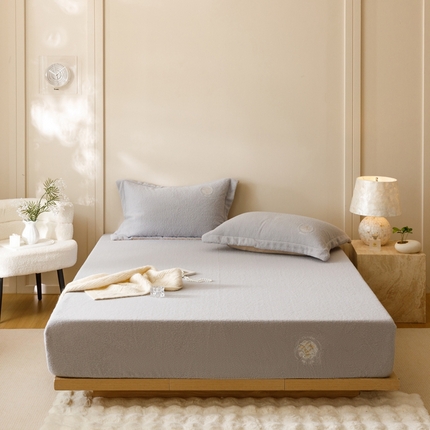 91家纺网 家纺一手货源 找家纺 金奇达 2024秋冬新品保暖加厚绒类多莉羊绒床笠三件套-【多莉羊绒】 烟草灰